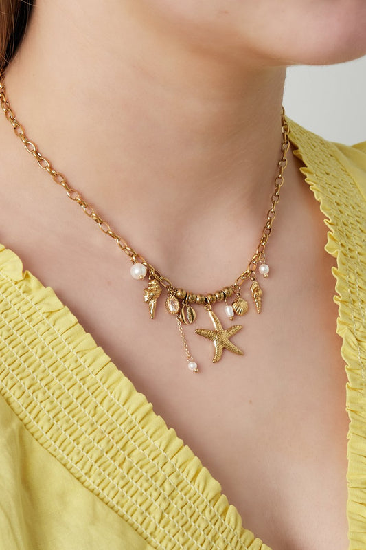 Centered Beach Charm Necklace Gold